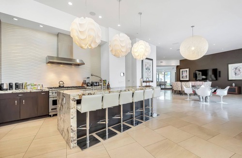 The Bird Streets House | Charming 3-bedroom estate in beautiful Los Angeles with WiFi, AC, fitness room