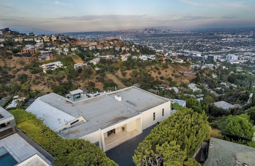 The Bird Streets House | Charming 3-bedroom estate in beautiful Los Angeles with WiFi, AC, fitness room