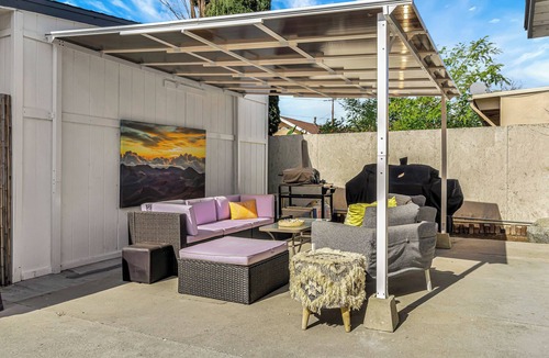 Lake Balboa House | Charming 3-bedroom with a fitness area welcoming Lake Balboa, Los Angeles