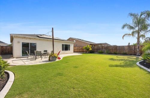 Greenacres House | Charming 3BR in Shafter with Backyard & Garage
