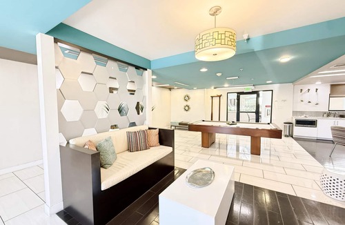 Encino Hotel | Charming 3BR with WiFi, AC and Parking in Marvelous Los Angeles