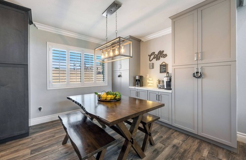 Riverside House | Charming 4-bedroom house 15 PERSON HEATED SPA ,AC and WiFi in Riverside