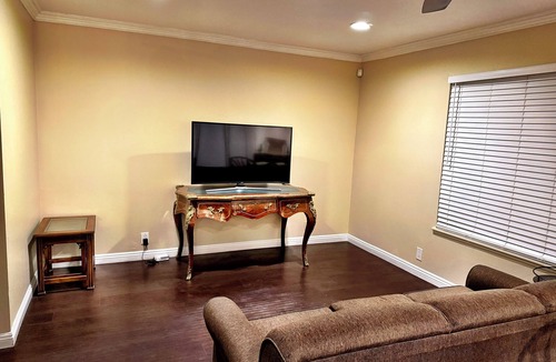 West Covina House | Charming 4-bedroom house, with 9 beds and AC and WiFi in West Covina