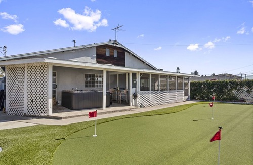 Glendora House | Charming 5 bedroom with a putting green