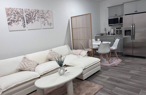 Raisin House | Charming ADU with Private Entrance