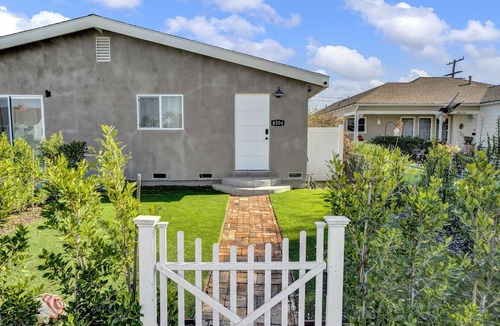 West Whittier-Los Nietos Apartment | Charming and Retro-inspired one-bedroom duplex near shopping and dining!