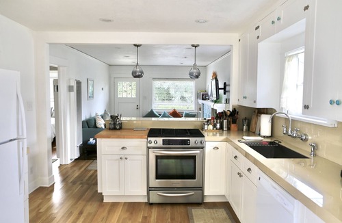 Ventura House | Charming Beach Bungalow in Midtown +