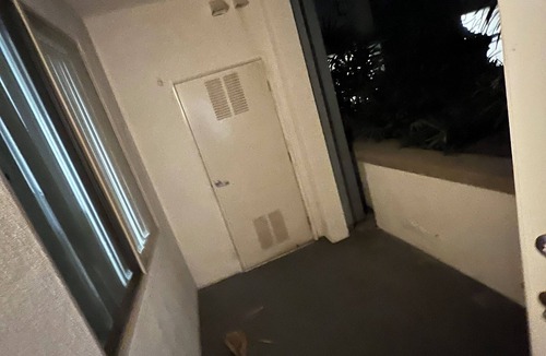 Mid-Wilshire Apartment | charming -bedroom apartment that’s very spacious in the Mid Wilshire area