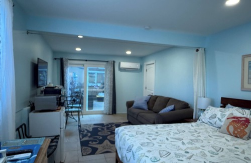 Santa Ana Heights Apartment | Charming bungalow in Npt Bch , Dog Friendly, walk to eateries AIR CONDITIONER