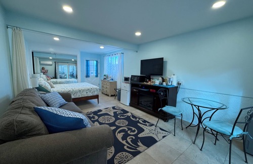 Santa Ana Heights Apartment | Charming bungalow in Npt Bch , Dog Friendly, walk to eateries AIR CONDITIONER