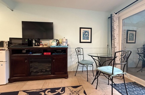 Santa Ana Heights Apartment | Charming bungalow in Npt Bch , Dog Friendly, walk to eateries AIR CONDITIONER