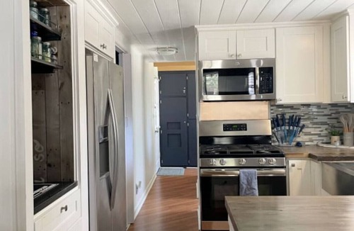 Wrightwood Cabin | Charming Cabin | Kid & Pet Friendly, Wood Burning Fireplace