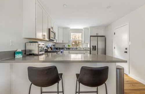 Oceanside House | Charming Chill House with Jacuzzi