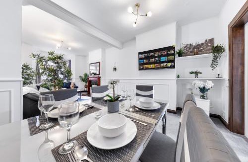 Bumble's Green Apartment | Charming City Retreat,4 Bedroom House,Garden,Free Parking