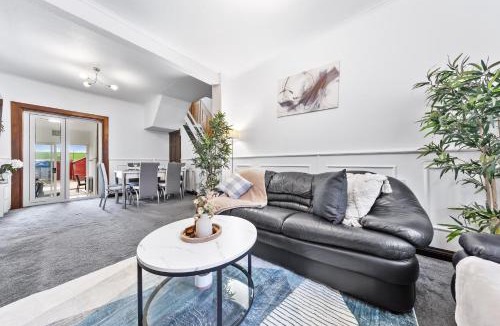 Bumble's Green Apartment | Charming City Retreat,4 Bedroom House,Garden,Free Parking