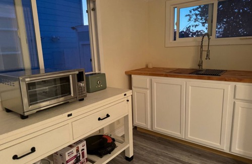 Huntington Beach Cottage | Charming cottage, 2 min walk to sand Huntington Beach with AC, WiFi, Pool, Gym.