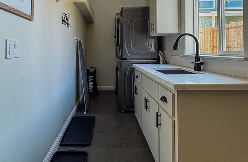 Coarsegold House | Charming Cozy Eco Hut - Serene Yosemite Escape - The Black Swan