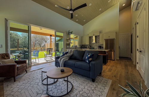 Coarsegold House | Charming Cozy Eco Hut - Serene Yosemite Escape - The Black Swan