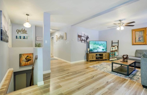 Crestline House | Charming Crestline Home: 1 Mi to Lake Gregory!