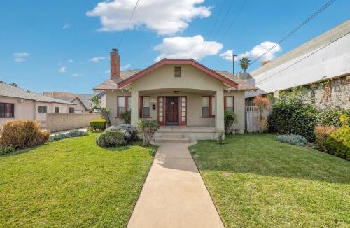 Alhambra House | Charming Downtown Retreat with free parking