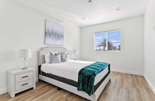 Sylmar House | Charming Getaway on Apple Grove Ln