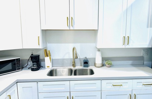 Van Nuys Apartment | Charming Glass-Front One Bedroom Spacious Living Free Parking