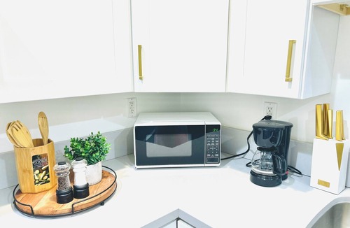Van Nuys Apartment | Charming Glass-Front One Bedroom Spacious Living Free Parking