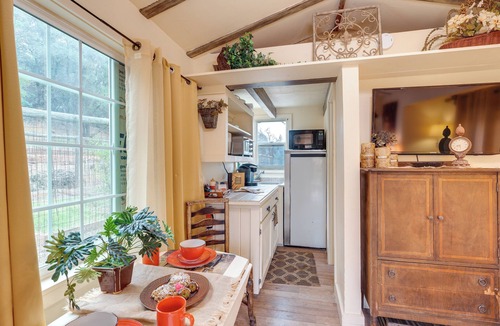 Cedar Ridge Apartment | Charming Grass Valley Studio w/Deck & Pond Access