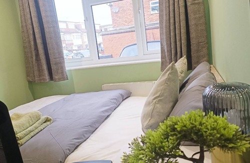 Custom House House | Charming Guest Room with Private Entrance in Central London