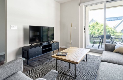 Wilshire Center Apartment | Charming Koreatown 2BR w/ Gym, Pool, walk to Wilshire Blvd, by Blueground