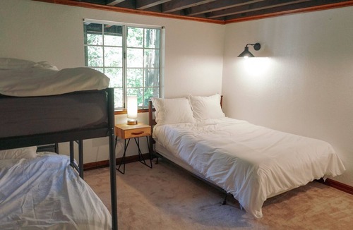Blue Jay Cabin | Charming Mountain Cabin 3BR/3BA +Loft minutes from the lake