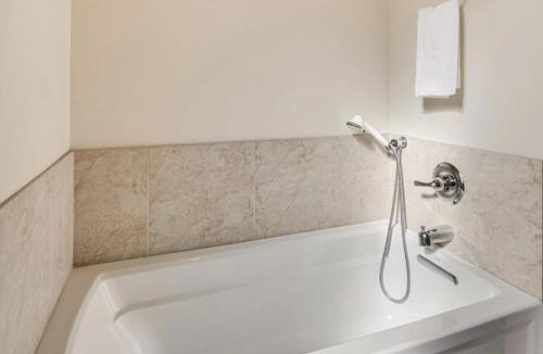 Thousand Oaks House | Charming Mountain Retreat in enjoyable Newbury Park with AC, WiFi