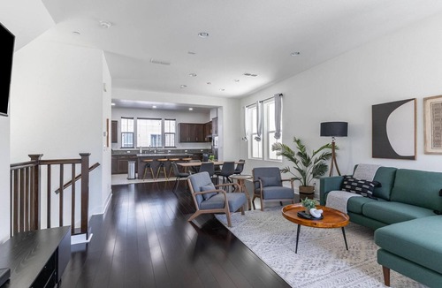 Newark House | Charming Newark 4BR w/2-Car Garage, nr Cinema & Sports, by Blueground