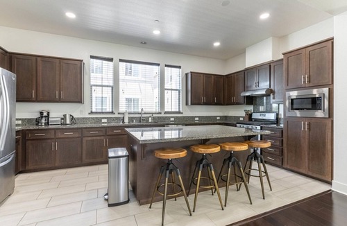 Newark House | Charming Newark 4BR w/2-Car Garage, nr Cinema & Sports, by Blueground