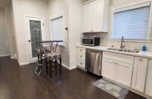Hoover - Foster Apartment | Charming Pill Hill Upper Flat