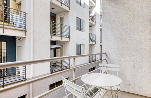 Studio City Apartment | Charming Studio City 1BR w/Gym, Pool & W/D, near TJ & WF, by Blueground