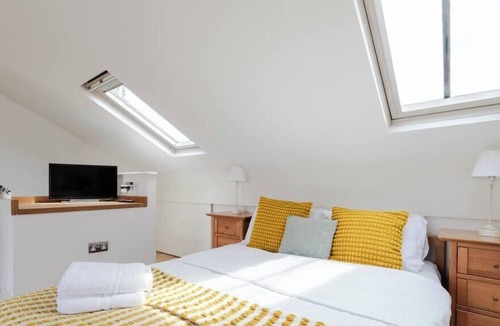 South Hampstead Apartment | Charming studio with balcony in St John's Wood