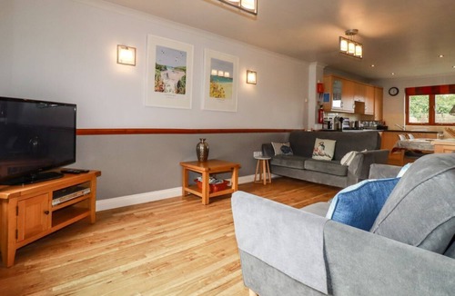 St Issey Cottage | Charming Sunflower Cottage Retreat