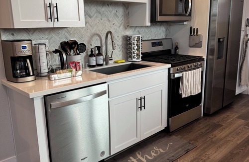 Roseville House | Charming super clean 1-bedroom house with WiFi heat and AC in tranquil Roseville