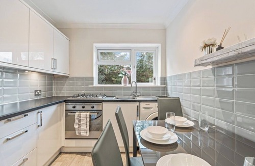 Thames Ditton House | Charming Thames Ditton Apt- Sleeps 6- Free Parking