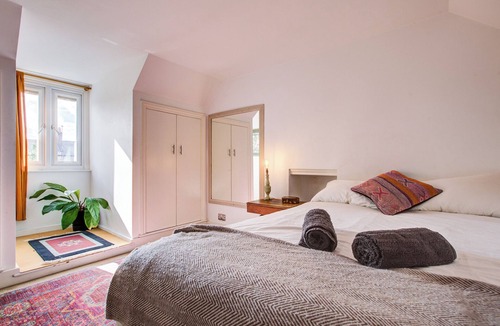 Leabridge Cabin | Charming Three Floor Retreat in Lower Clapton with Friendly Cats and Nature