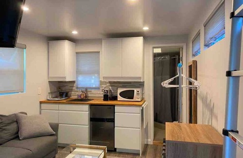Woodland Hills House | Charming Tiny House 1-bedroom house in amazing garden Los Angeles with WiFi, AC