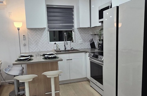 La Crescenta-Montrose House | Charming 1-bedroom house in fabulous La Crescenta-Montrose with WiFi, AC