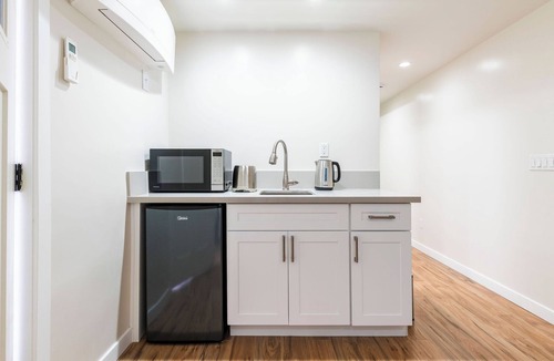 La Crescenta-Montrose House | Charming contemporary master suite in La Crescenta-Montrose