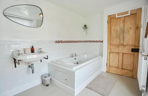 Stratton House | Charming Village Townhouse, 5 Mins to Beach, Sleeps 8