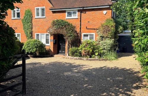 Leatherhead House | Charming Woodland Cottage Retreat Nr Cobham Sleeps 5