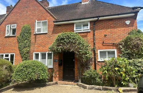 Leatherhead House | Charming Woodland Cottage Retreat Nr Cobham Sleeps 5