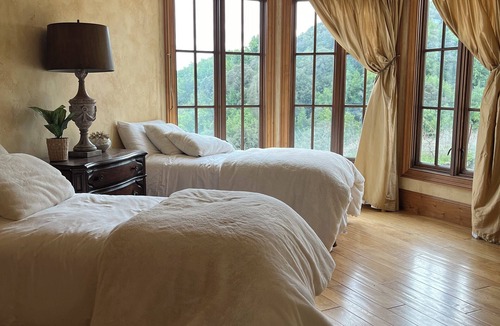 Saratoga Other | Chateau with 5 bedrooms and WiFi, AC in lovely Saratoga