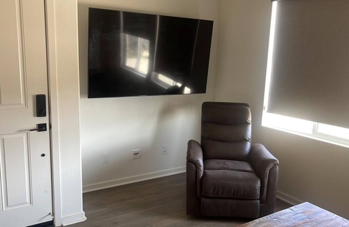 Fontana Apartment | Cheerful 1 bedroom Apartment located in the heart of Fontana