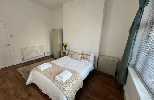 Canning Town Apartment | Cheerful 3 bedroom apartment